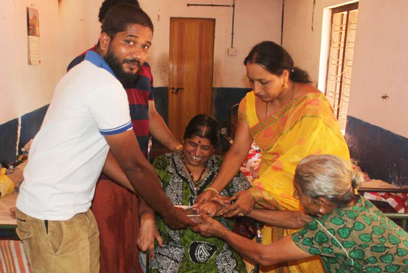 Grace Ministry in association with Meramajal Meri Jann (Facebook Page) organized a charity event in Shree Matha Lakshani Shanthidama old age in Mangaluru.