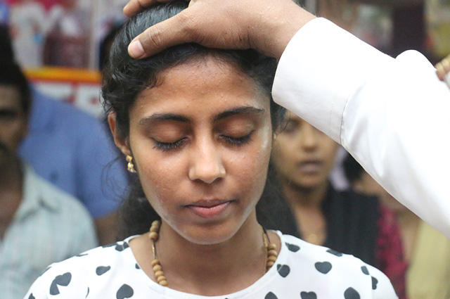 People witnessed Instant Healing, Deliverance and Prophecy during the Friday retreat organized by Grace Ministry in Mangalore. Many witnessed the prophetic hand of God.