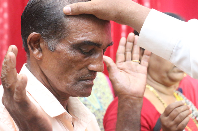 People witnessed Instant Healing, Deliverance and Prophecy during the Friday retreat organized by Grace Ministry in Mangalore. Many witnessed the prophetic hand of God.