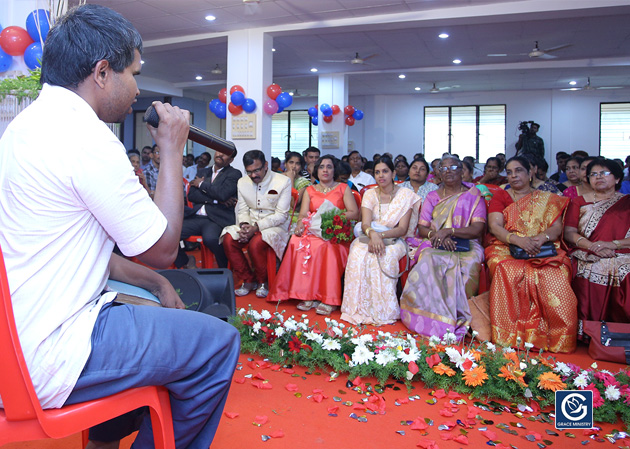 Meet the Blind Man who can read the Bible without Eyes. His life grabbed an extraordinary change after watching the sermons of Bro Andrew Richard of Grace Ministry Mangalore. 