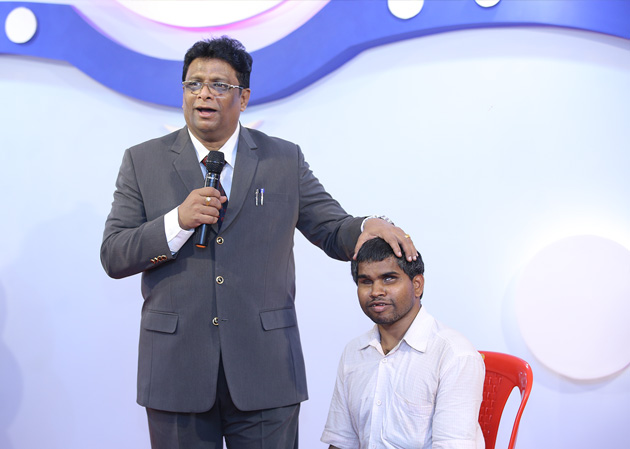 Meet the Blind Man who can read the Bible without Eyes. His life grabbed an extraordinary change after watching the sermons of Bro Andrew Richard of Grace Ministry Mangalore. 