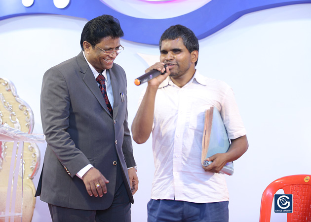Meet the Blind Man who can read the Bible without Eyes. His life grabbed an extraordinary change after watching the sermons of Bro Andrew Richard of Grace Ministry Mangalore. 
