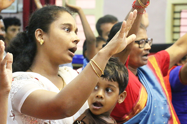 Praise Report of Friday Retreat Prayer by Grace Ministry in Mangalore organized by Bro Andrew Richard. Hundreds thronged to the retreat prayer and received healing and deliverance. 