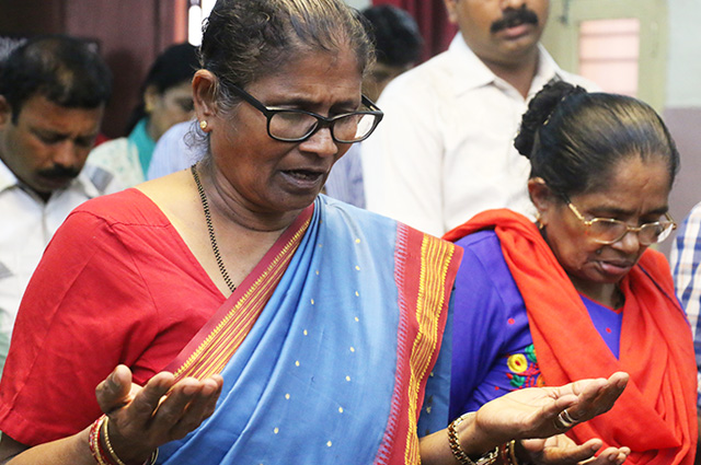 Praise Report of Friday Retreat Prayer by Grace Ministry in Mangalore organized by Bro Andrew Richard. Hundreds thronged to the retreat prayer and received healing and deliverance. 