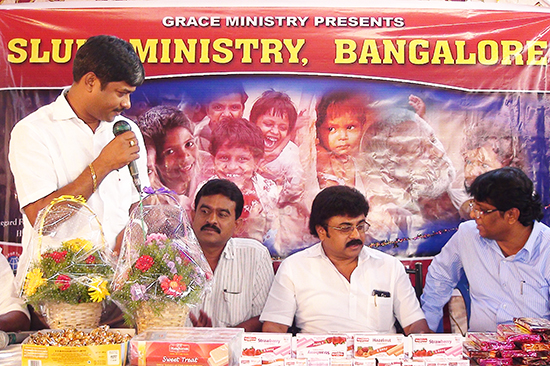 Mangalore Grace Ministry Bro Andrew Richard organizes slum campaign in Bengaluru, to help the people of the slum to overcome their basic necessities