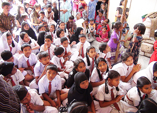 Mangalore Grace Ministry Bro Andrew Richard organizes slum campaign in Bengaluru, to help the people of the slum to overcome their basic necessities