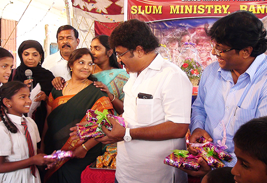 Mangalore Grace Ministry Bro Andrew Richard organizes slum campaign in Bengaluru, to help the people of the slum to overcome their basic necessities