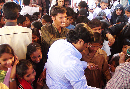 Mangalore Grace Ministry Bro Andrew Richard organizes slum campaign in Bengaluru, to help the people of the slum to overcome their basic necessities